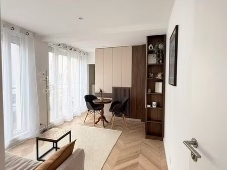 studio chic avec balcon métro 13  14 (direct orly/ centre) et rer c. bail civil uniquement