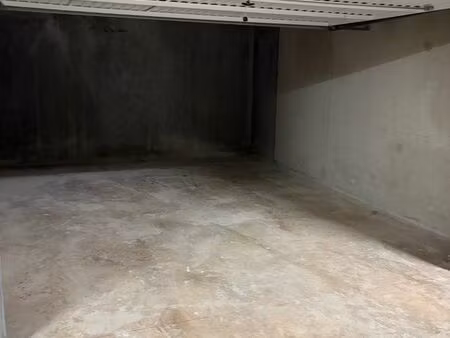 loue box fermé 21 m2