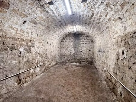 cave voûtée électrifiée – 21 m² – place vendôme/tuileries