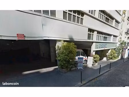 parking moto couvert 10 rue de bellefond + 1 mois offert ?