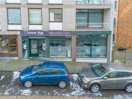 commerce idéalement situé en plein centre d'embourg