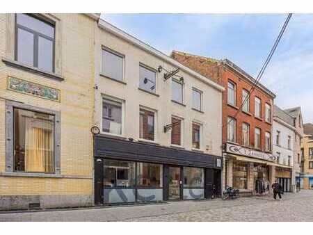 bureau au rez commercial dans le centre de hal