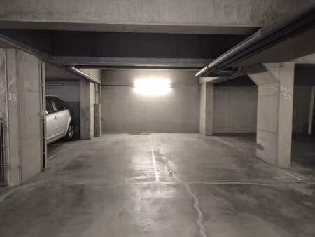 place de parking couverte quartier bruyères - à côté du lac