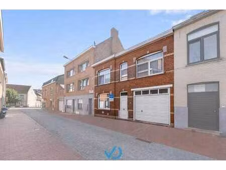 instapklare stadswoning met garage in het hart van poperi...