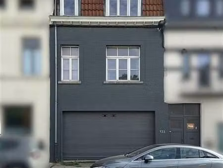 maison de commerce avec belle vitrine et logement