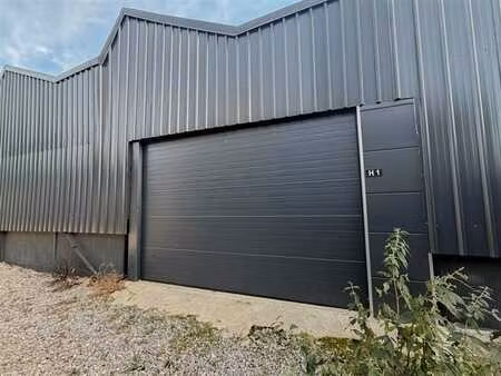 entrepôt comprenant une surface exploitable de +/- 190m²