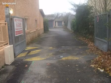 terrain de 676m2 avec 16 garages louer en plein centre ville de decine 69150