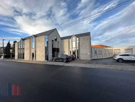 bâtiment commercial multifonctionnel avec bureaux et entr...