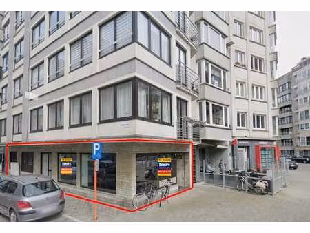 commercieel topadres op één van de gezelligste pleinen va...