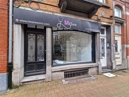 commerce de +/-65m² avec terrasse de 11m² - en bon état !!