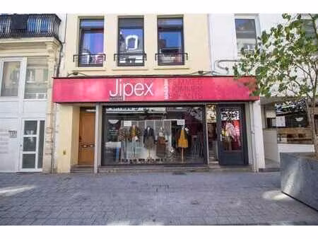 magnifique rdc commercial idéalement situé en centre-ville