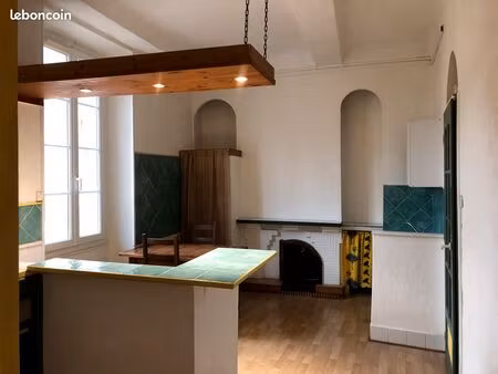 très grand 2p - 61 m2 - grasse centre / place aux herbes