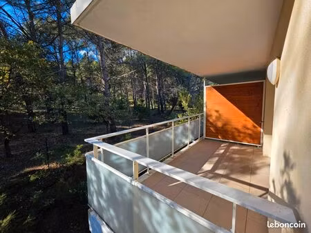 t2 43 m² – dernier étage  vue pinède  box + parking – à 15 min d’aix-en-provence