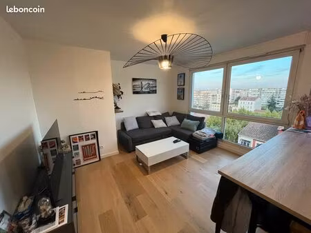location d'un appartement t2 de 45m² refait à neuf meublé au dernier étage exposé plein es