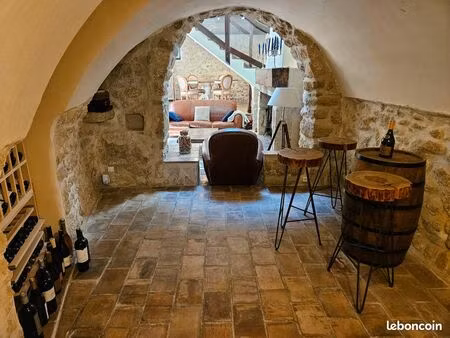 grande maison cœur de village avec cour intérieure