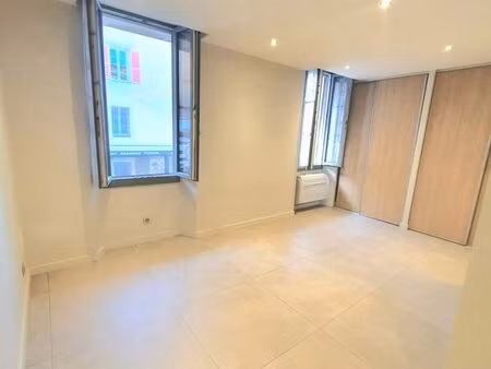 2 pièces lumineux au cœur de biot + grande cave incluse