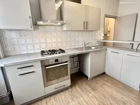 t3 traversant antibes  piscine de résidence