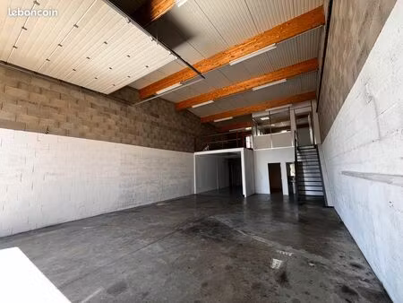 local d’activité 194 m² – entrepôt + bureaux – porte sectionnelle – proche a43