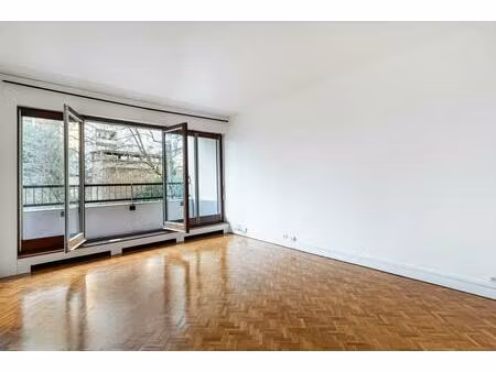 charmant studio à paris avec balcon et jardin