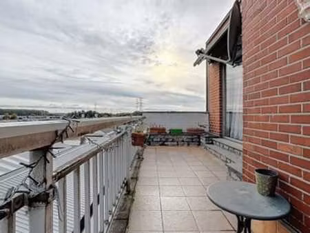 1620- penthouse flat avec terrasse de +/- 30m²