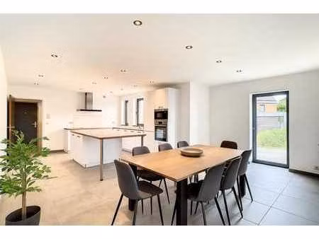 appartement 4 chambres avec terrasse et parking privé