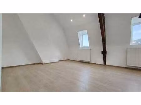 appartement entièrement rénové avec 3 chambres et terrasse