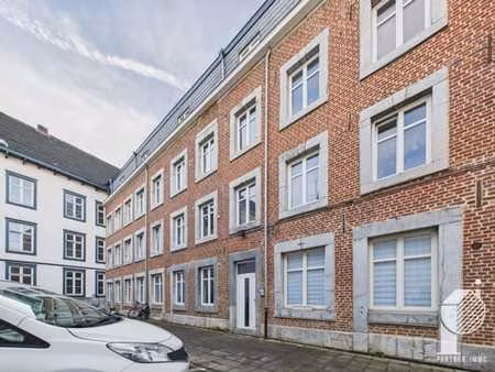 appartement 2 chambres avec terrasse et place de parking.