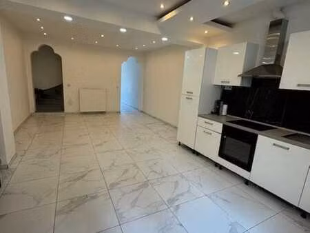 maison à vendre 3 chambres entièrement rénovée.