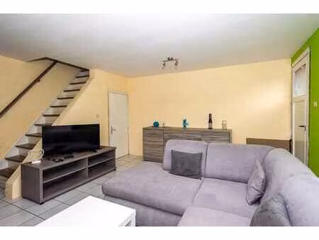 maison 2 chambres bien située avec cour!