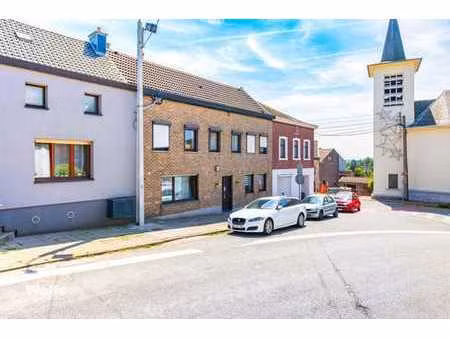 spacieuse maison d'habitation en excellent état avec cour