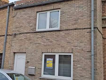 jolie maison située à proximité de toutes les commodités.