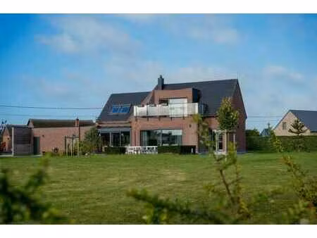 imposante villa érigée en 2019 avec vue sur campagne