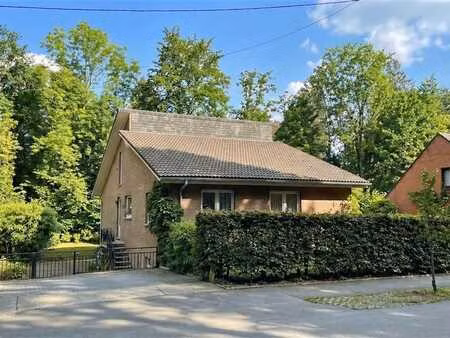 villa des abords de spa aux volumes intérieurs surprenants.