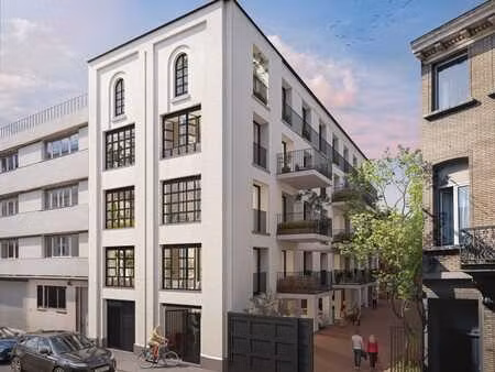 appartement lumineux d'une chambre à coucher derrière une...