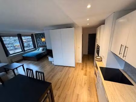 superbe studio entièrement rénové et meublé – hypercentre