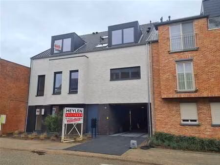 duplex appartement met 2 slaapkamers  terras en autostaanpla