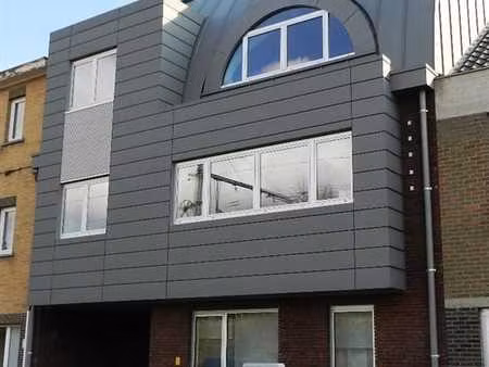 gunstig gelegen duplex appartement met carport.