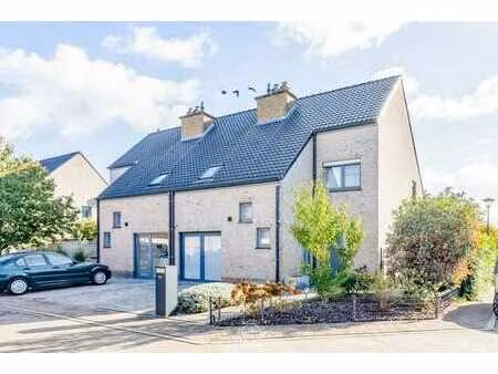 moderne en energiezuinige halfopen bebouwing met zonnepan...