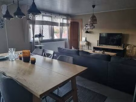 appartement spacieux avec 2 chambres et une terrasse.