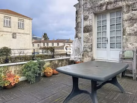 charmant appartement avec terrasse au cœur de saintes - opportunité locative