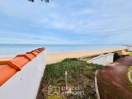 appartement traversant avec balcon et vue bassin