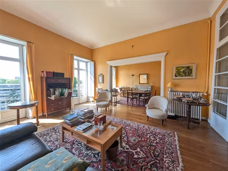 lumineux 5 pièces de caractère avec ascenseur et parking