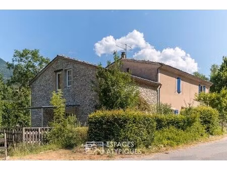 ancien moulin situé à proximité de die  en bordure de rivière