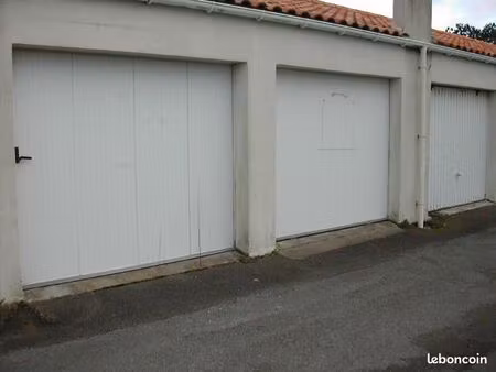 box fermé 25 m2 avec un faux plancher facilement accessible ( mansardé ) exposition sud