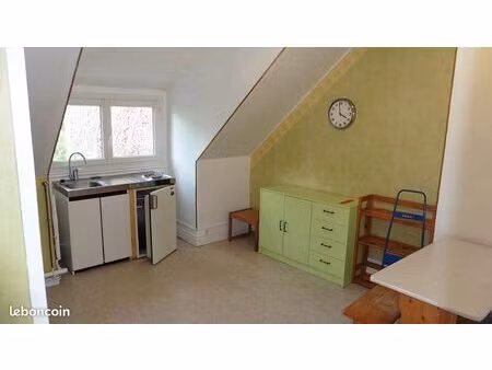 f1  2ème étage proximité gare amiens. libre de suite