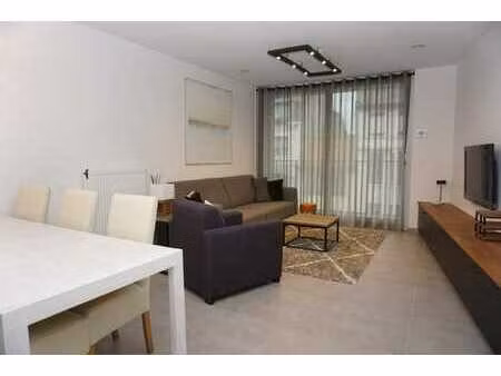 appartement récemment construit avec 2 chambres et place de