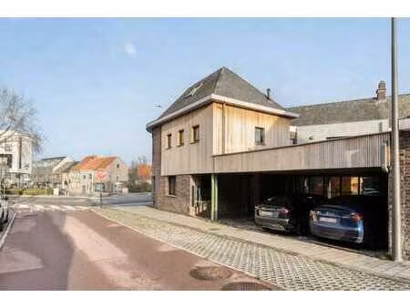 sterk visueel gelegen kantoorgebouw met 3 standplaatsen e...