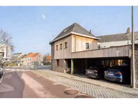 sterk visueel gelegen kantoorgebouw met 3 standplaatsen e...