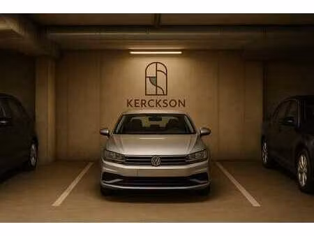 ondergerondse autostaanplaats in goed onderhouden gebouw ...