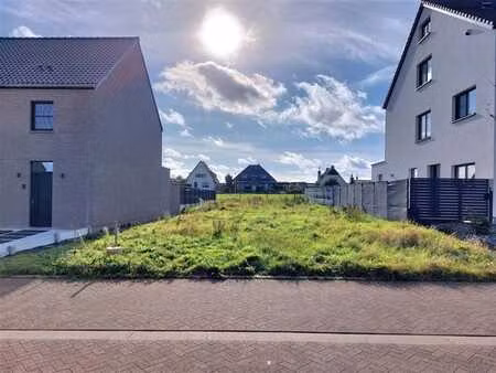 super gelegen bouwgrond voor een 3-gevel woning